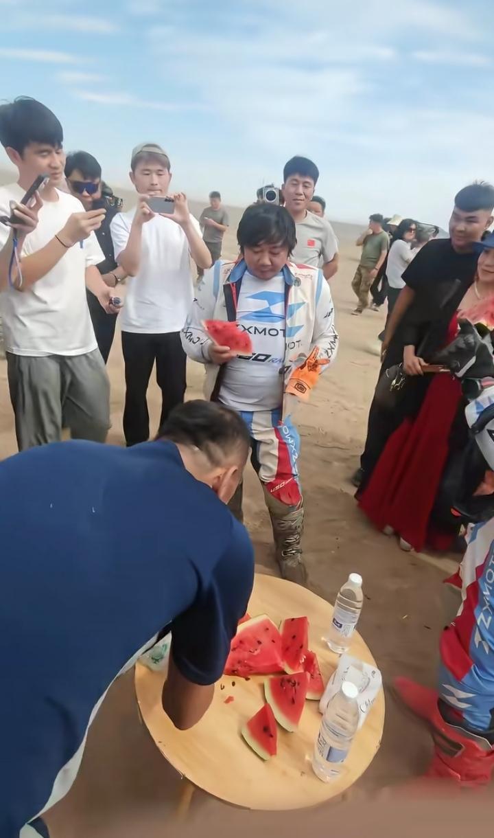 2026新疆大海道摩托车拉力赛，机车圈算是彻底热闹开了。别的品牌老板坐在大本营指
