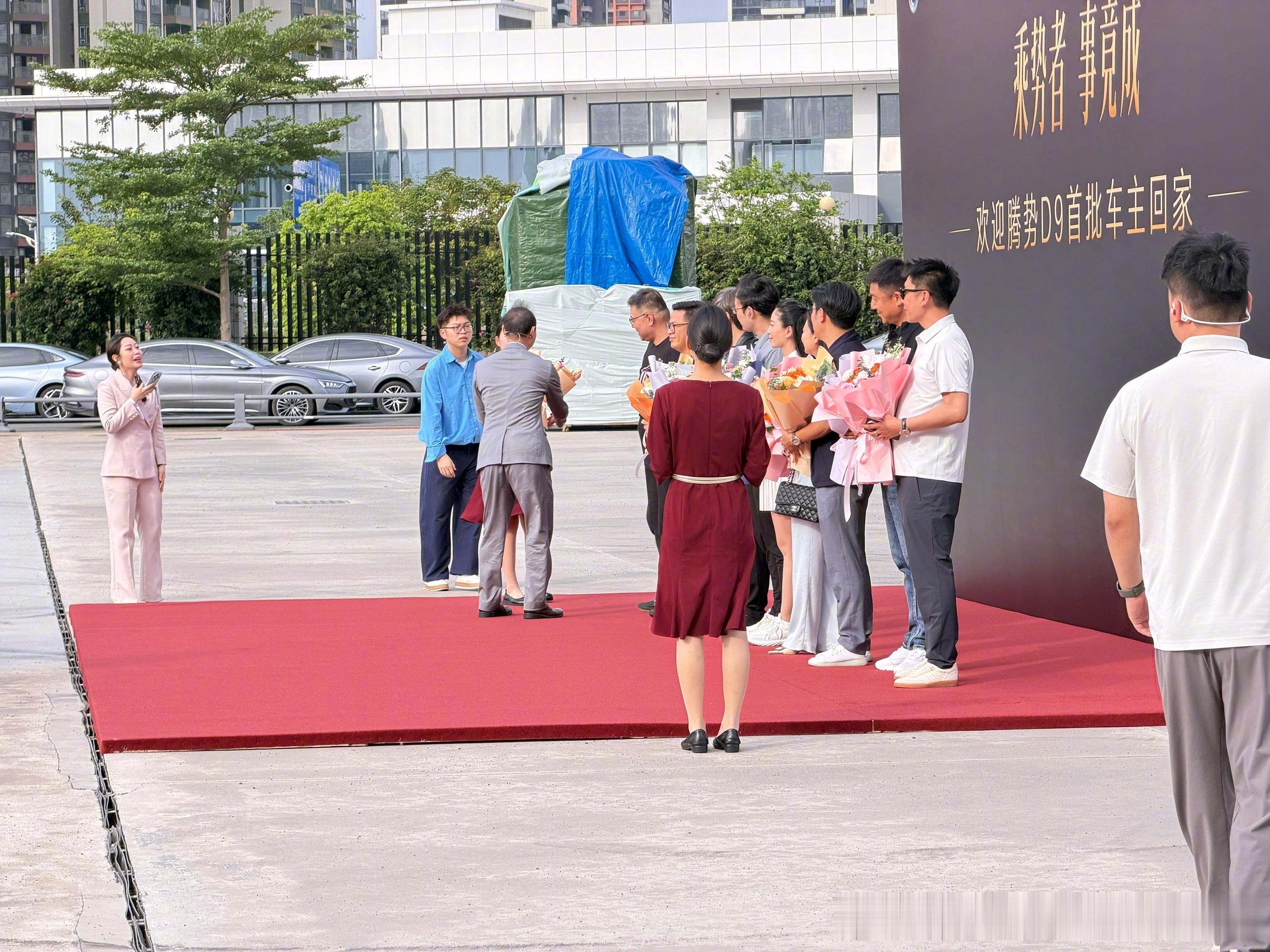 腾势宠粉这块是真敢啊！4月27日第二代D9发布会，直接安排直升机接首批车主空降总