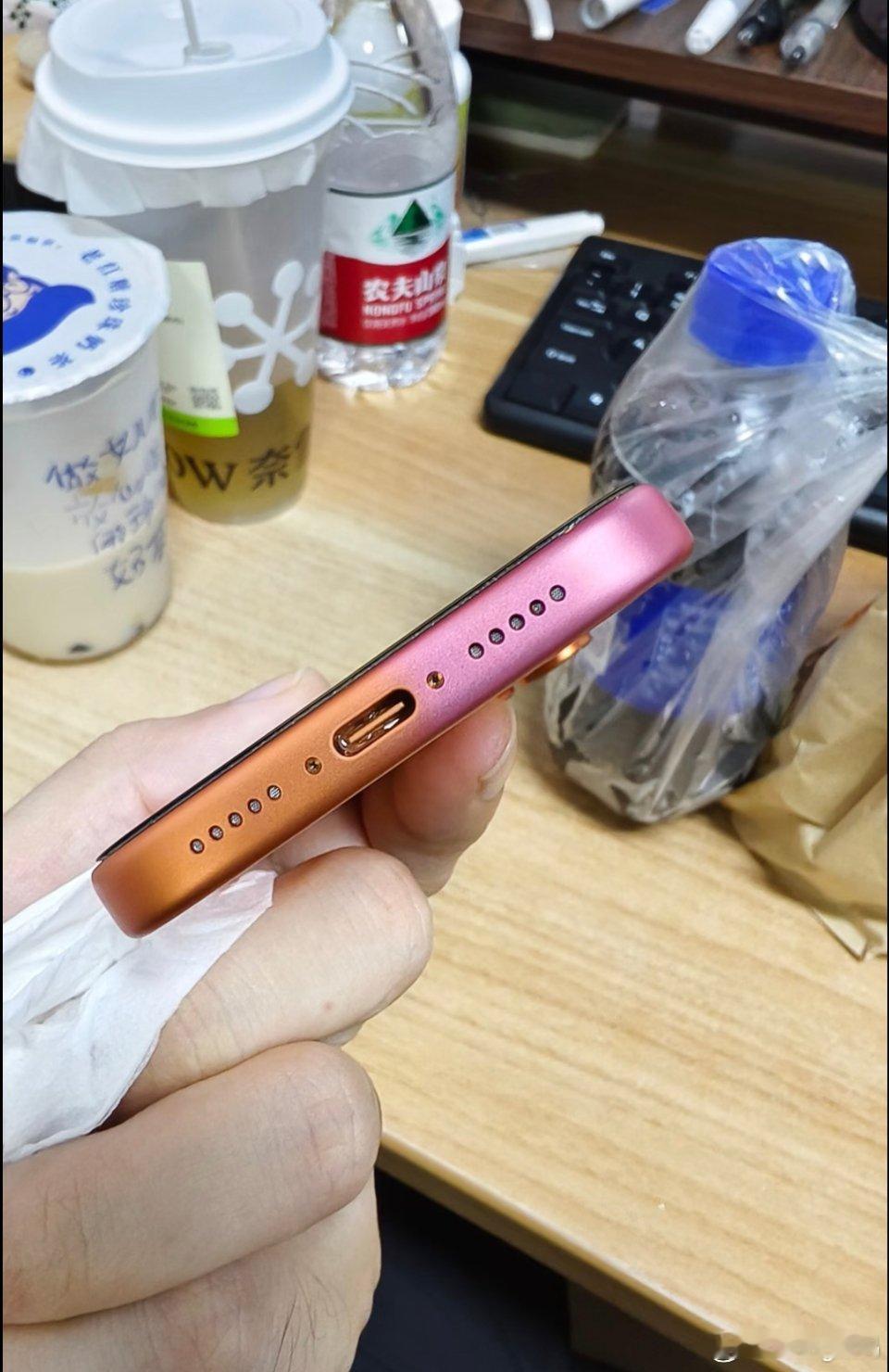 iPhone17Pro的受害者出现了你们的橙色氧化成玫瑰金了吗？有的人已经渐变色