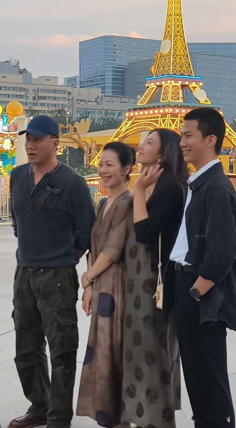 胡军一家看音乐会合照，全家都是大高个！
胡军一家包括老婆在内都是大高个，女儿儿子