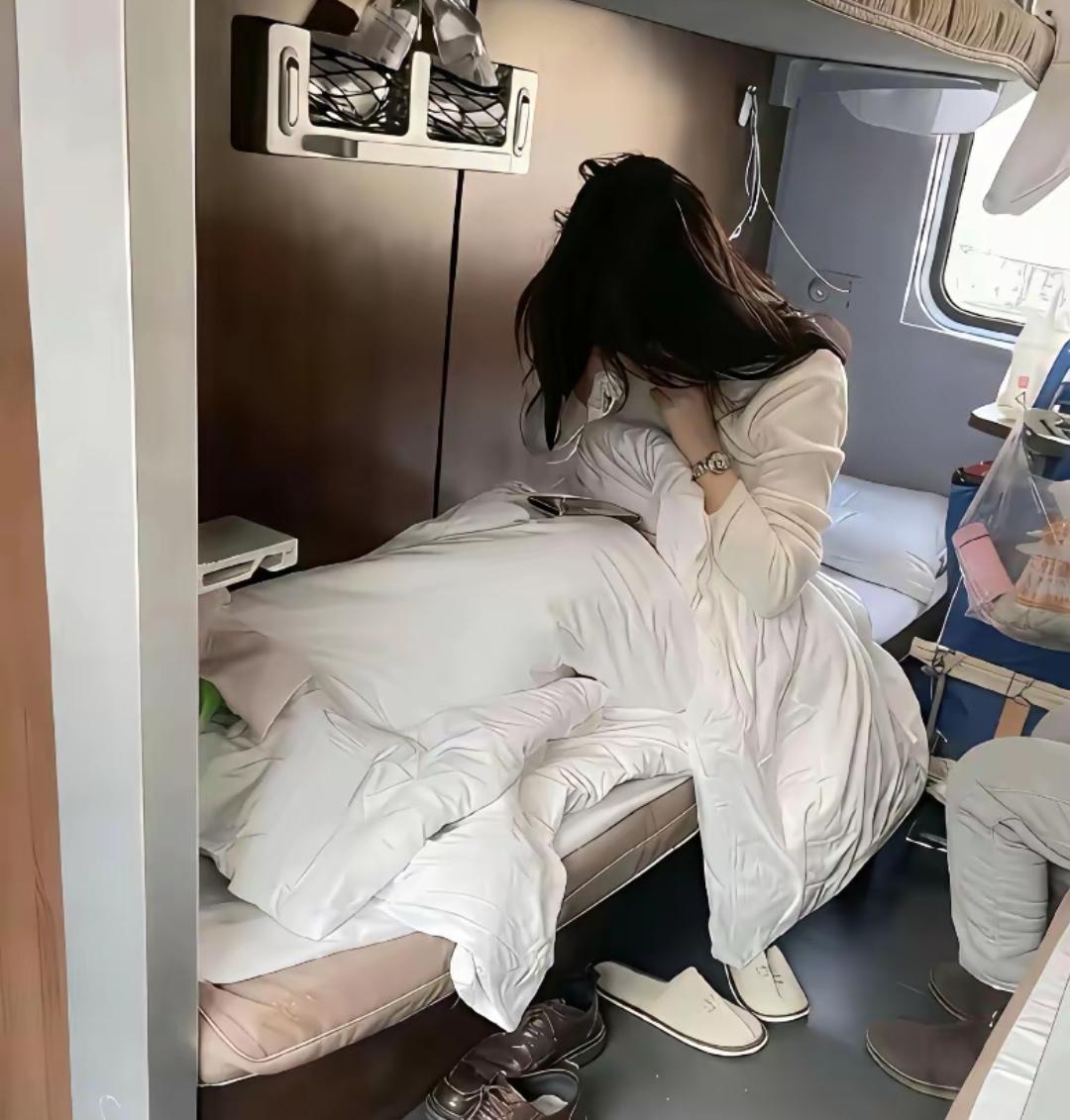 女孩子在卧铺下铺睡觉应该注意些什么呢？