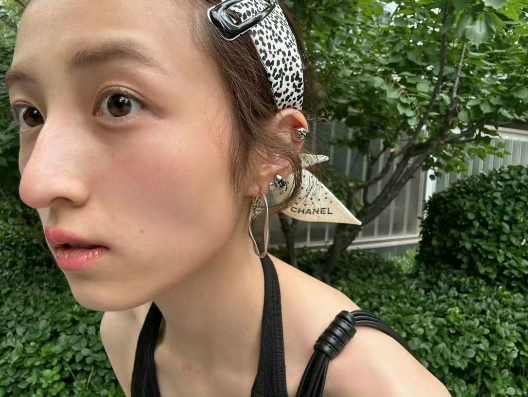 张子枫瘦成这样了📸镜架压出的红痕和锁骨线条，都是身体叙事的标点符号。张子枫好好