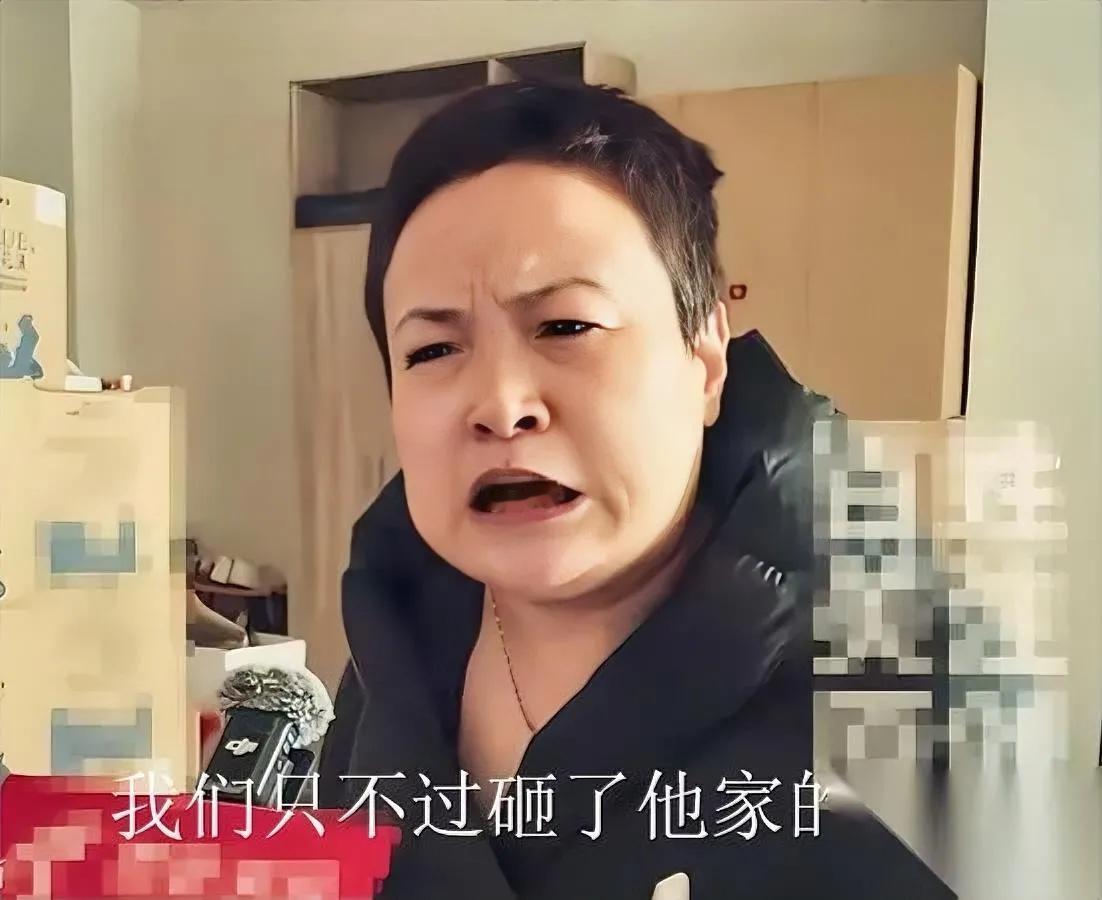 看这表情！狗主人妹妹够狂

砸玻璃踹门竟称理所当然

那轻描淡写的神态里，藏着多