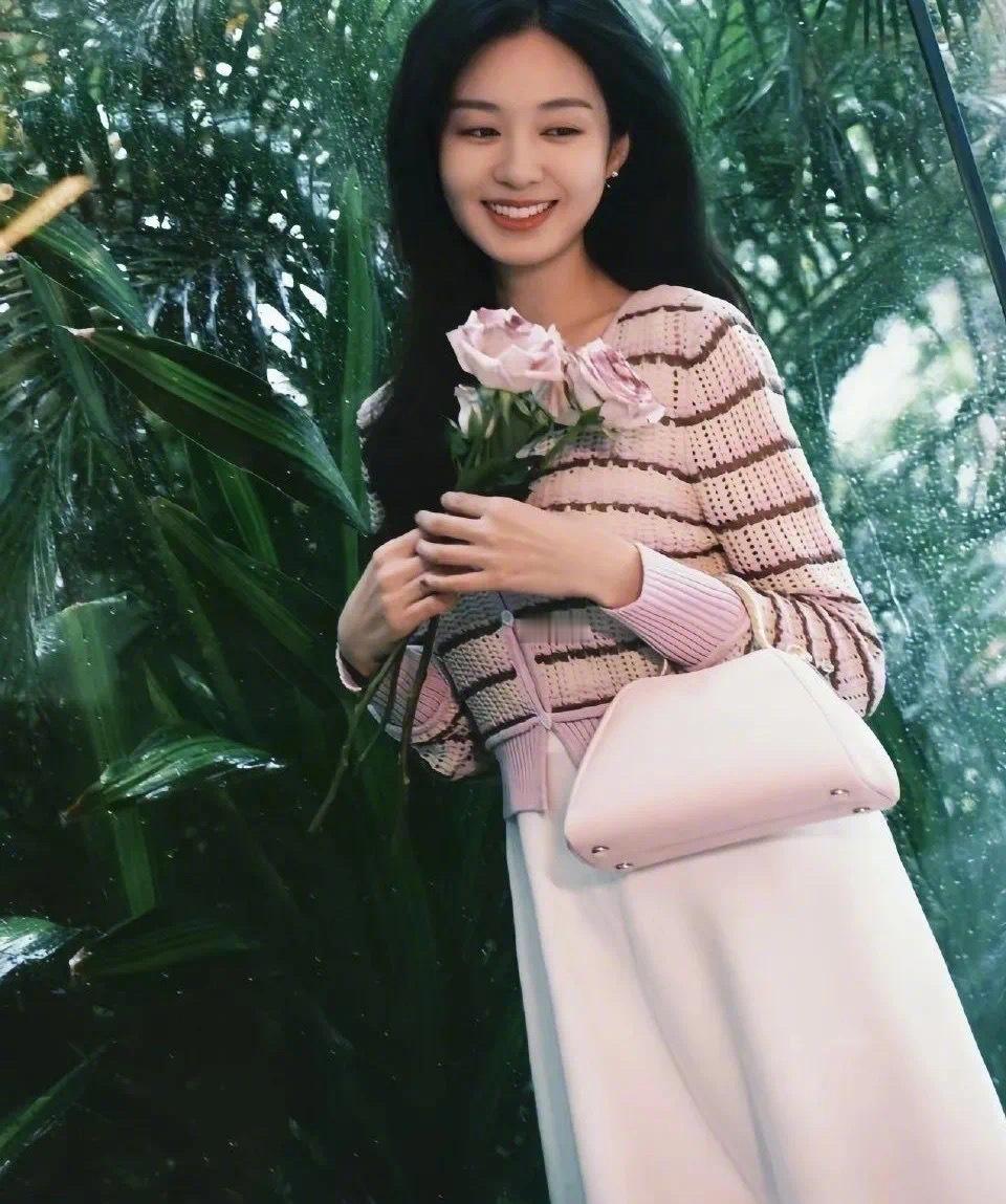 郑合惠子凭借《花间令》这部剧成功升咖了，她今年热度上升以后很多投资方注意到她，她