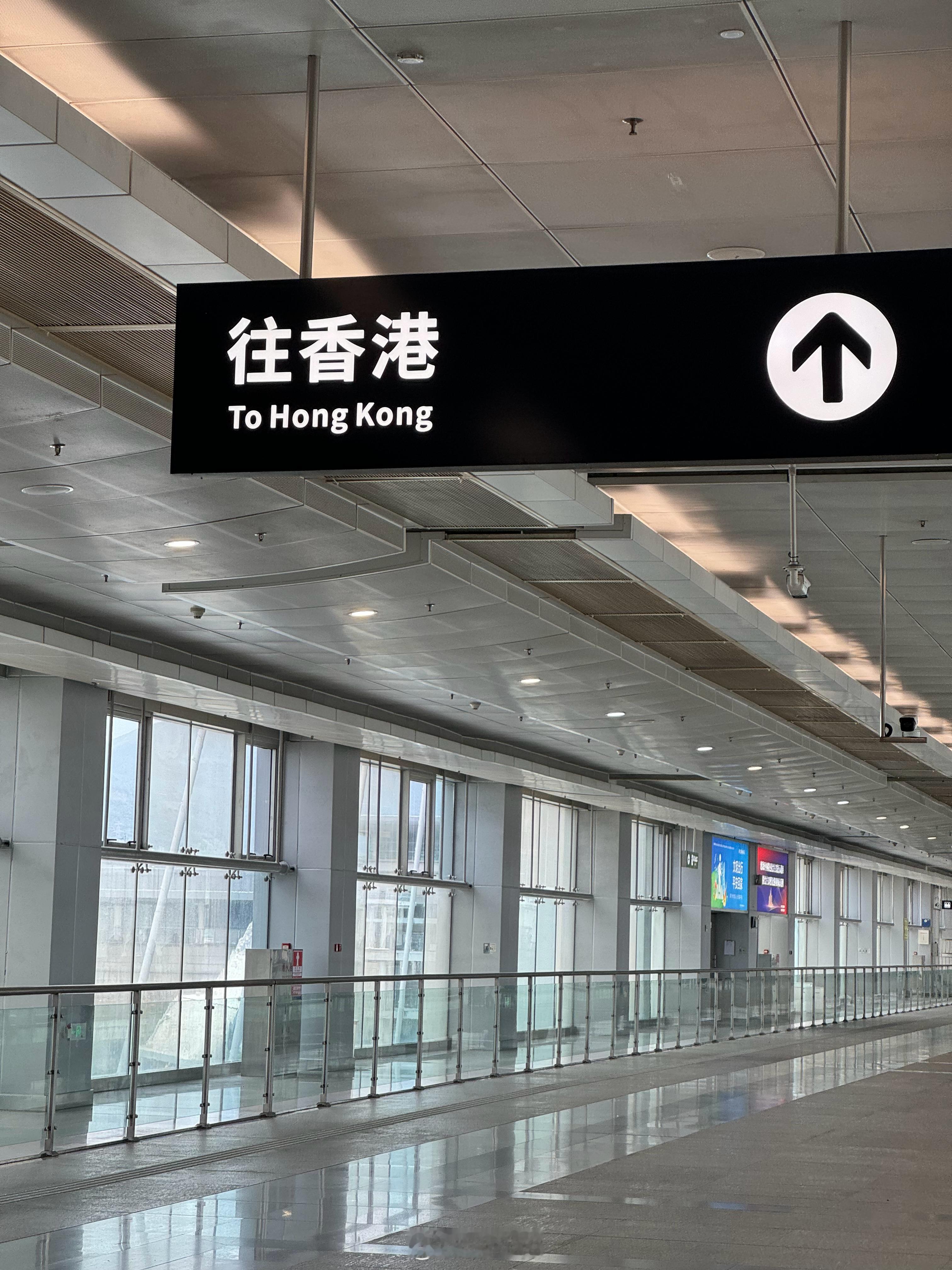 早安应该是暑假结束又刚下完雨今天的人出奇的少[笑cry]  ​​​