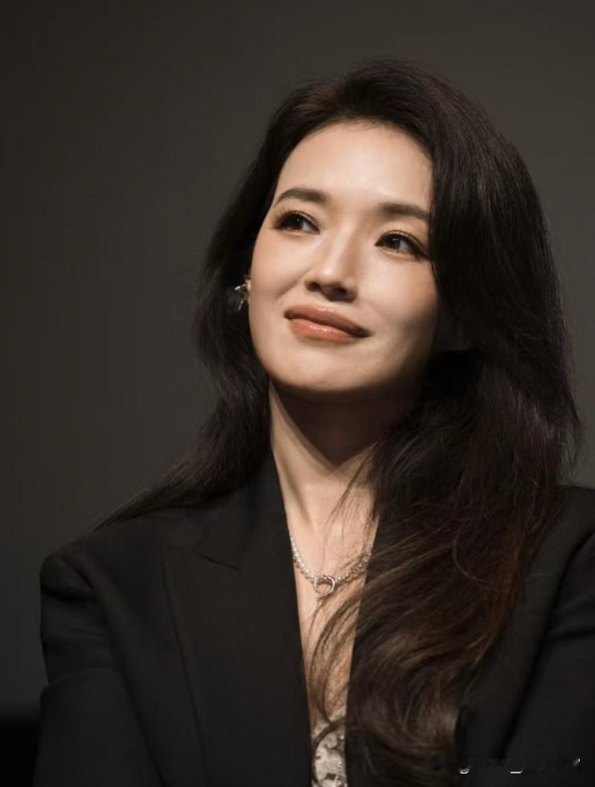都说舒淇美，可她的美不是靠脸，是靠命扛出来的。

49岁了，笑起来还像个孩子，可