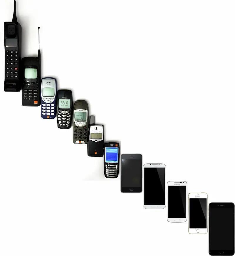1992-2014的手机和2015至今的手机，感觉手机的外观设计大概已经定型了[