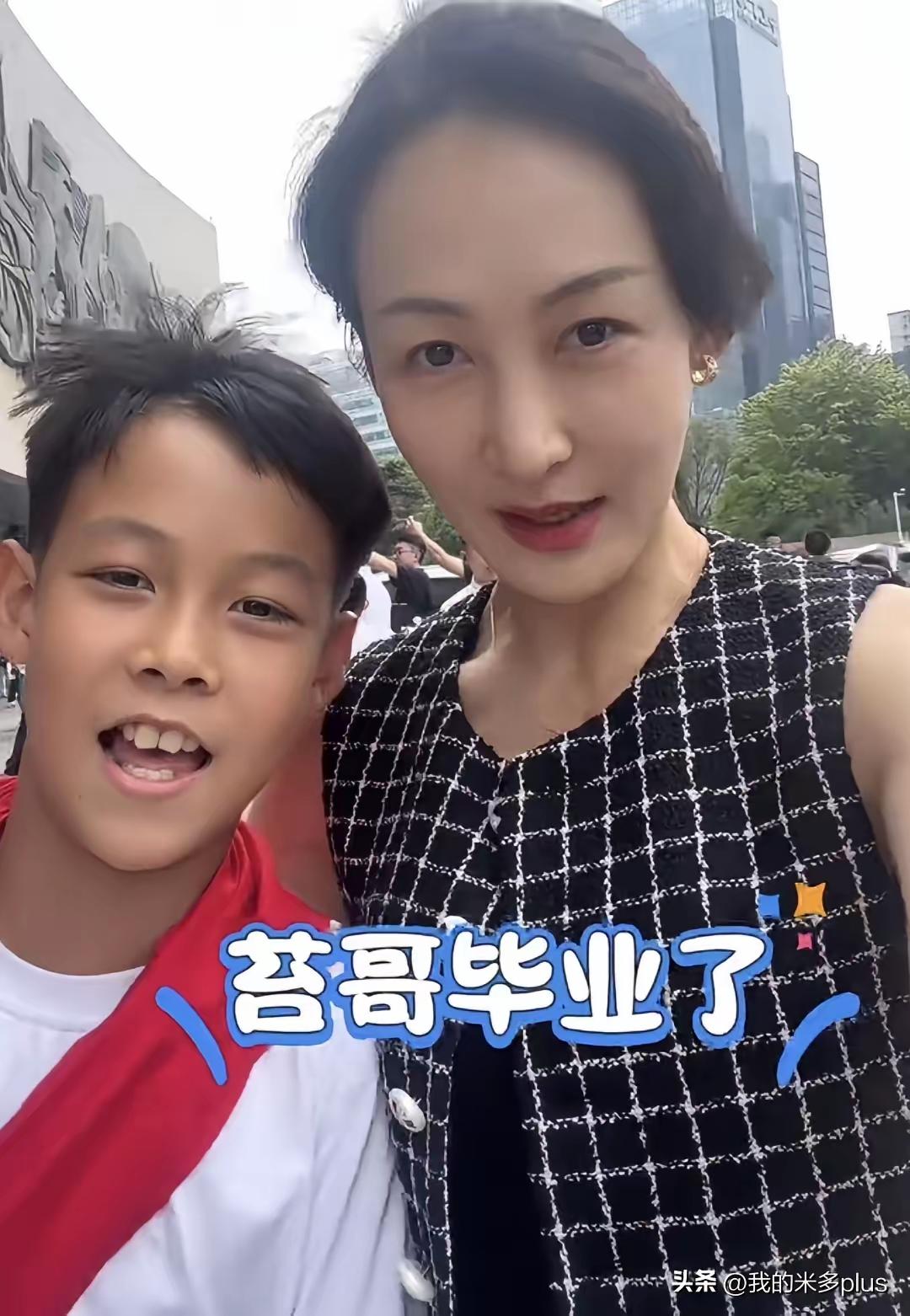 王皓大儿子13岁的小伙子和爸爸长得还真的是挺一样的呀，一看就是王皓的崽崽，完全不