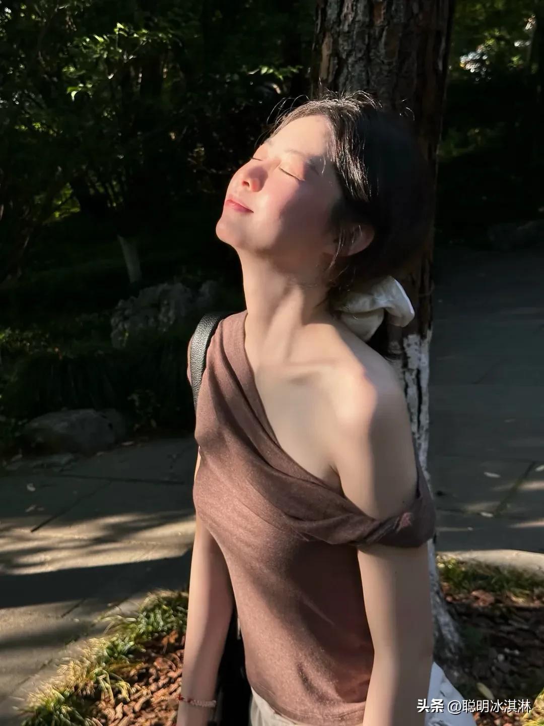 镜头一转，山风拂过发梢，
她站在悬崖边笑。  
背包里装着零食和勇气，脚下是万丈
