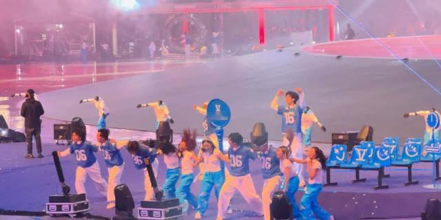 这两个视频各有各的笑点：
脑浆摇匀了的十个人、谁家机器人孩子被抱走了
张杰鸟巢演