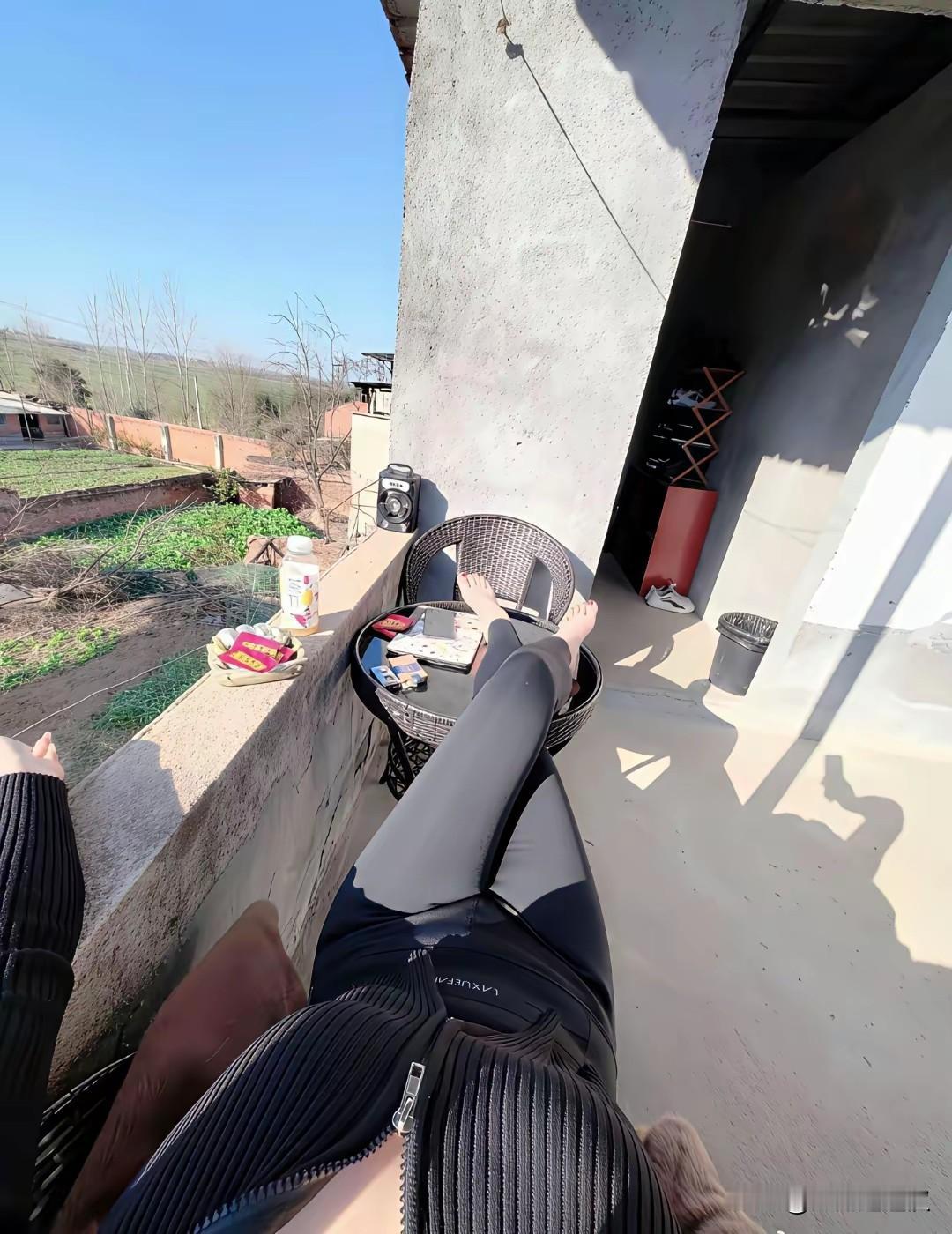 自家小院晒晒太阳，悠哉悠哉！☀️
把脚搭在小圆桌上，任暖融融的阳光裹住全身，风里