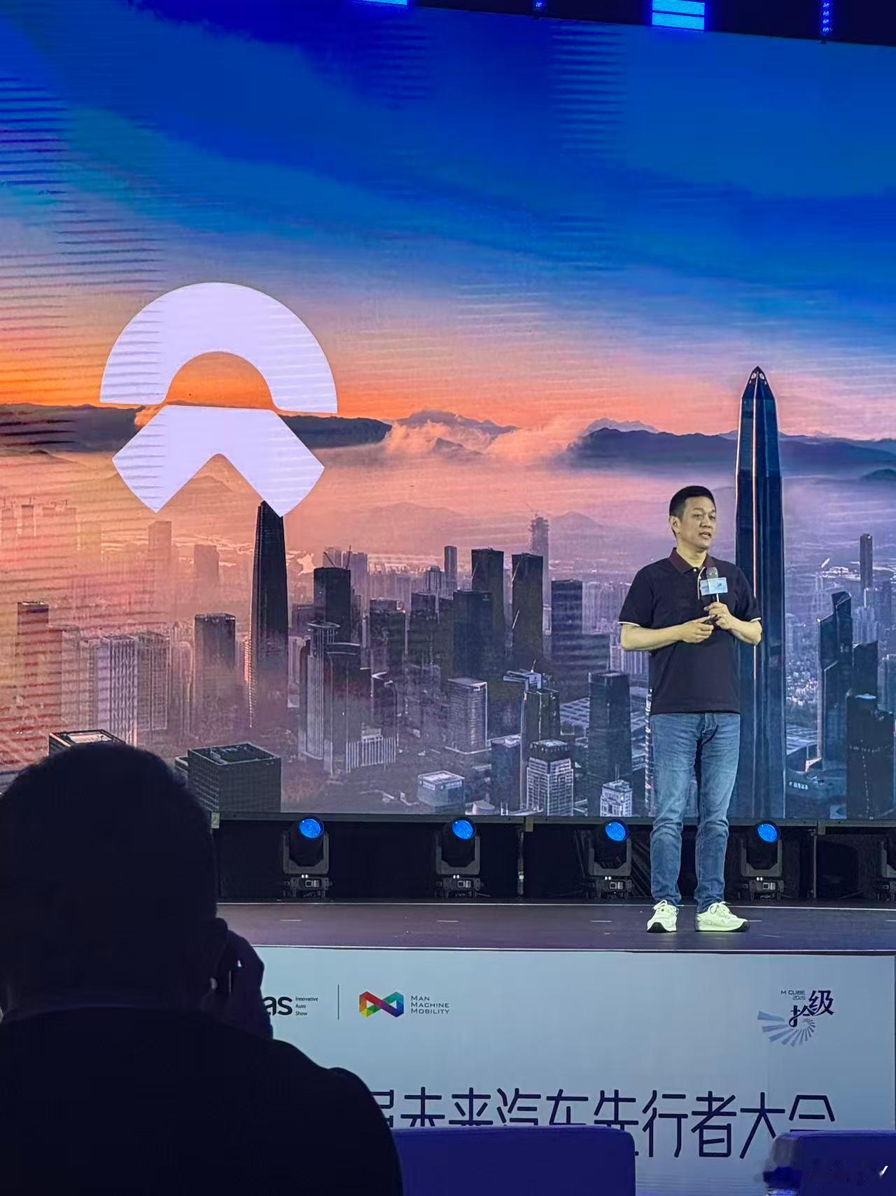 李斌：我已经是第三次来了，主要是蔚来的名字已经起了，未来汽车先行者这个大会不来不
