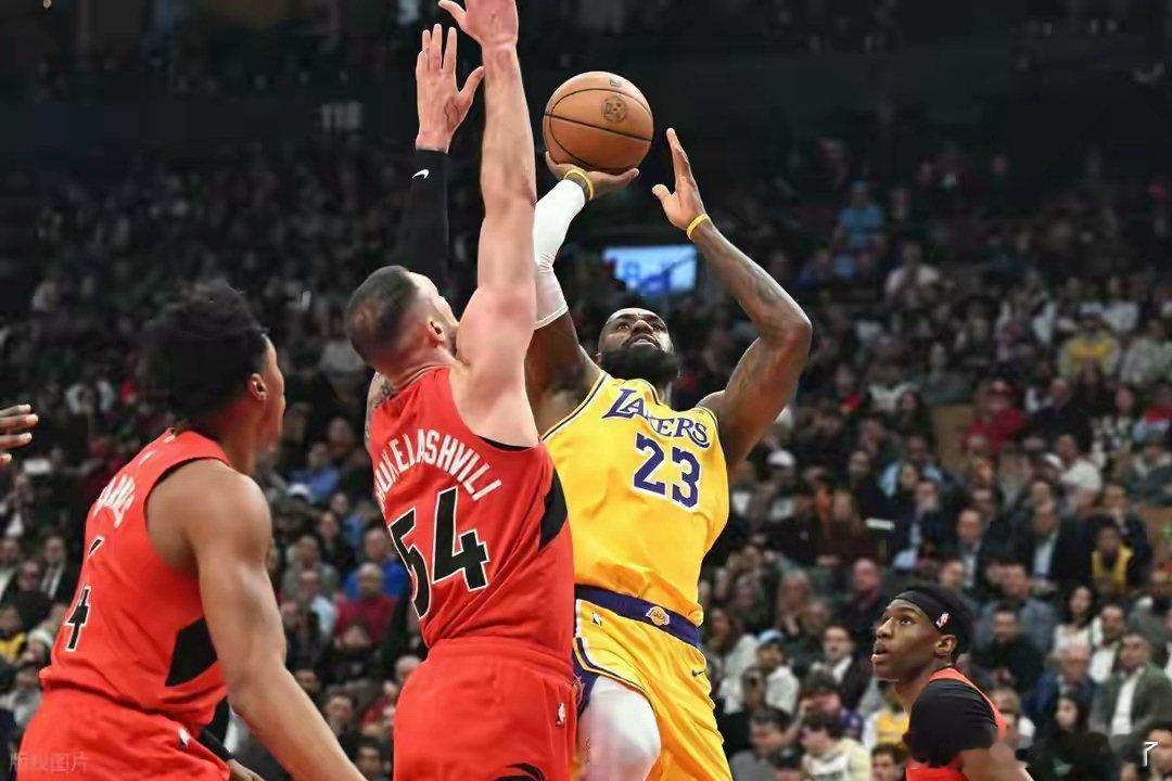 里夫斯44+5+11率湖人险胜猛龙 詹姆斯1297场得分上双纪录终结北京时间12