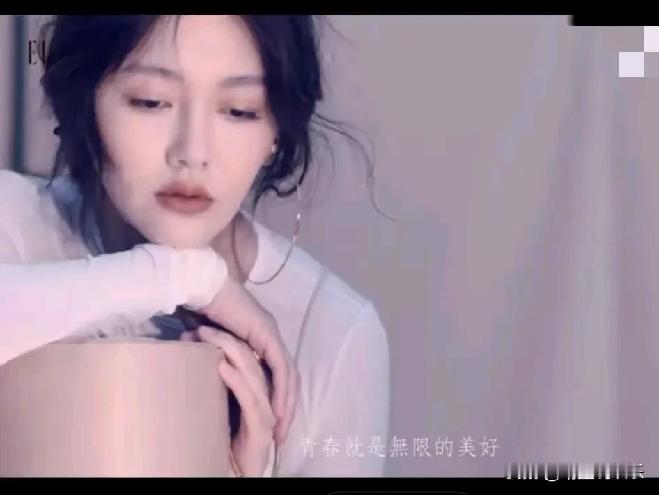 经历种种挫折后，大曲线终于想好好搞事业了，拍出的写真照都是大女主风格，难道她将迎