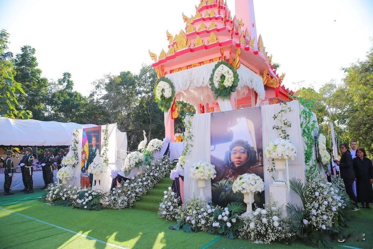 泰国阵亡士兵可获多少补偿
昨日泰国皇家陆军为阵亡军人举行皇家火葬仪式

图中第2