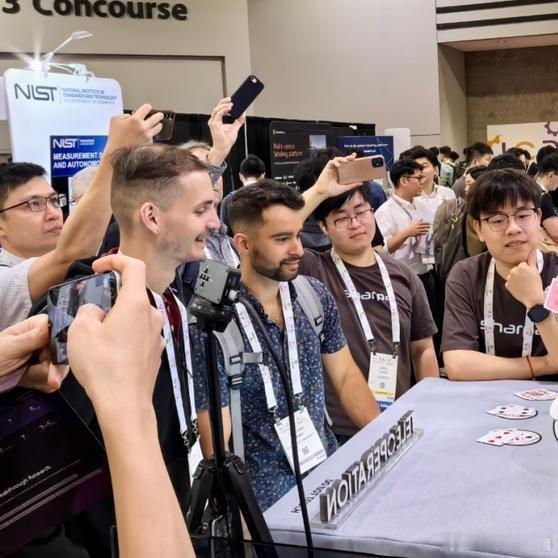 《春晚机器人从跳舞到干活，这家公司把马斯克吹过的牛实现了》今年的春晚，已经变成机