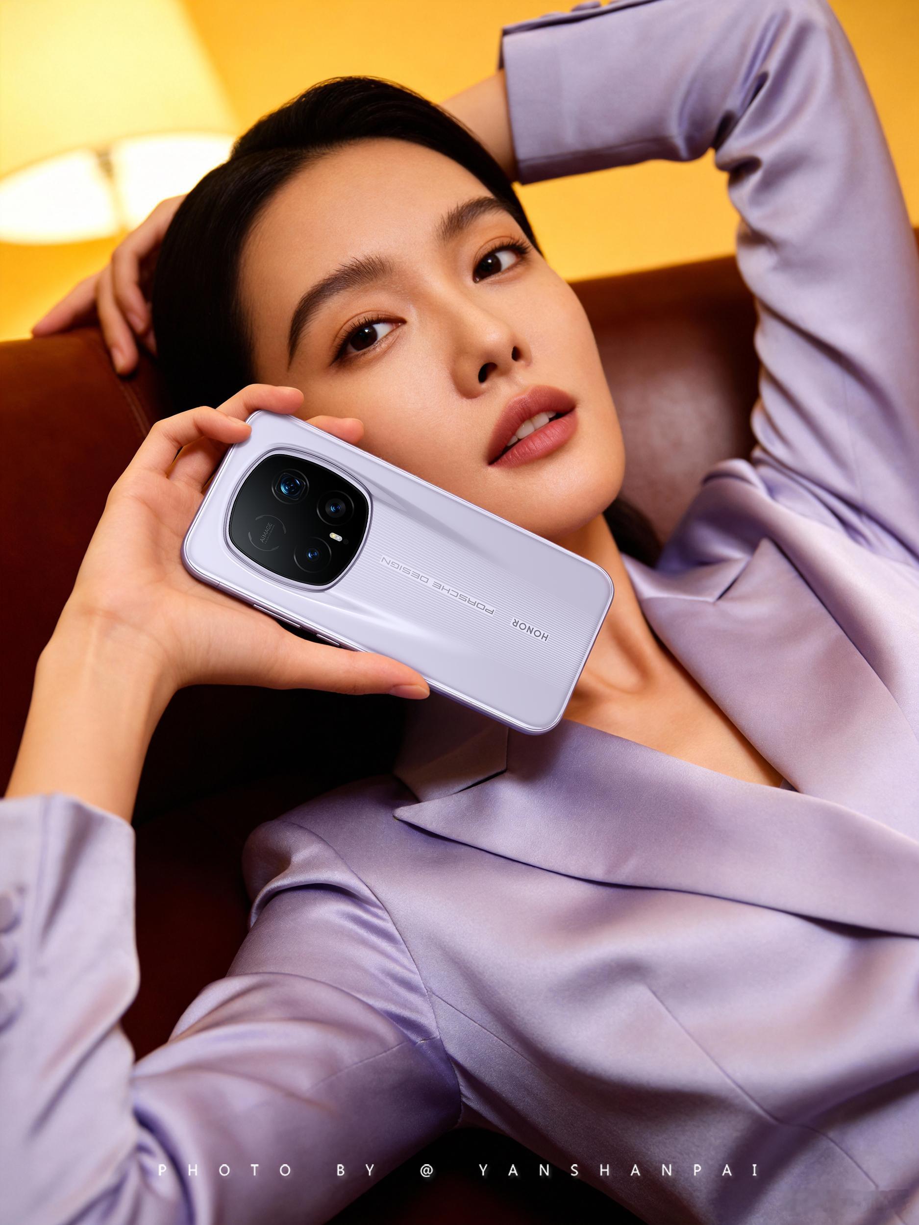 再分享一组荣耀Magic8 RSR保时捷设计图赏。保时捷定制车漆月光宝石同款的“