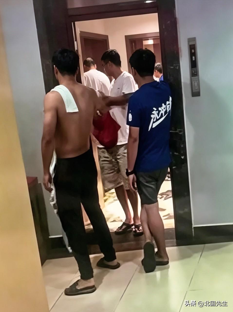 强行骚扰女性，以为这是印度，没想到这种事也会在国内出现。

湖南，半夜，俩醉汉硬