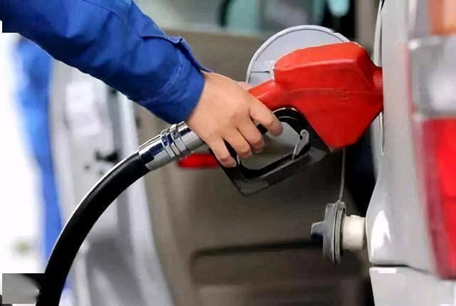 国内油价比国际油价涨得快？
真是这样吗？
一、国际油价峰值对比
2013年，布伦