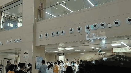 绿得发光！医院亲子鉴定结果现场，男子高举鉴定书痛诉妻子！