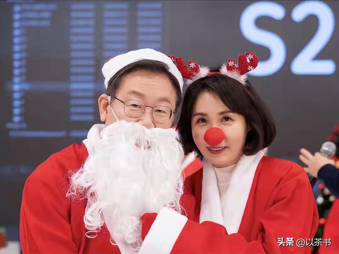 李在明夫妇在一起偶尔会搞怪，两人配合得还挺有默契的，夫唱妇随的他们笑得很开心。