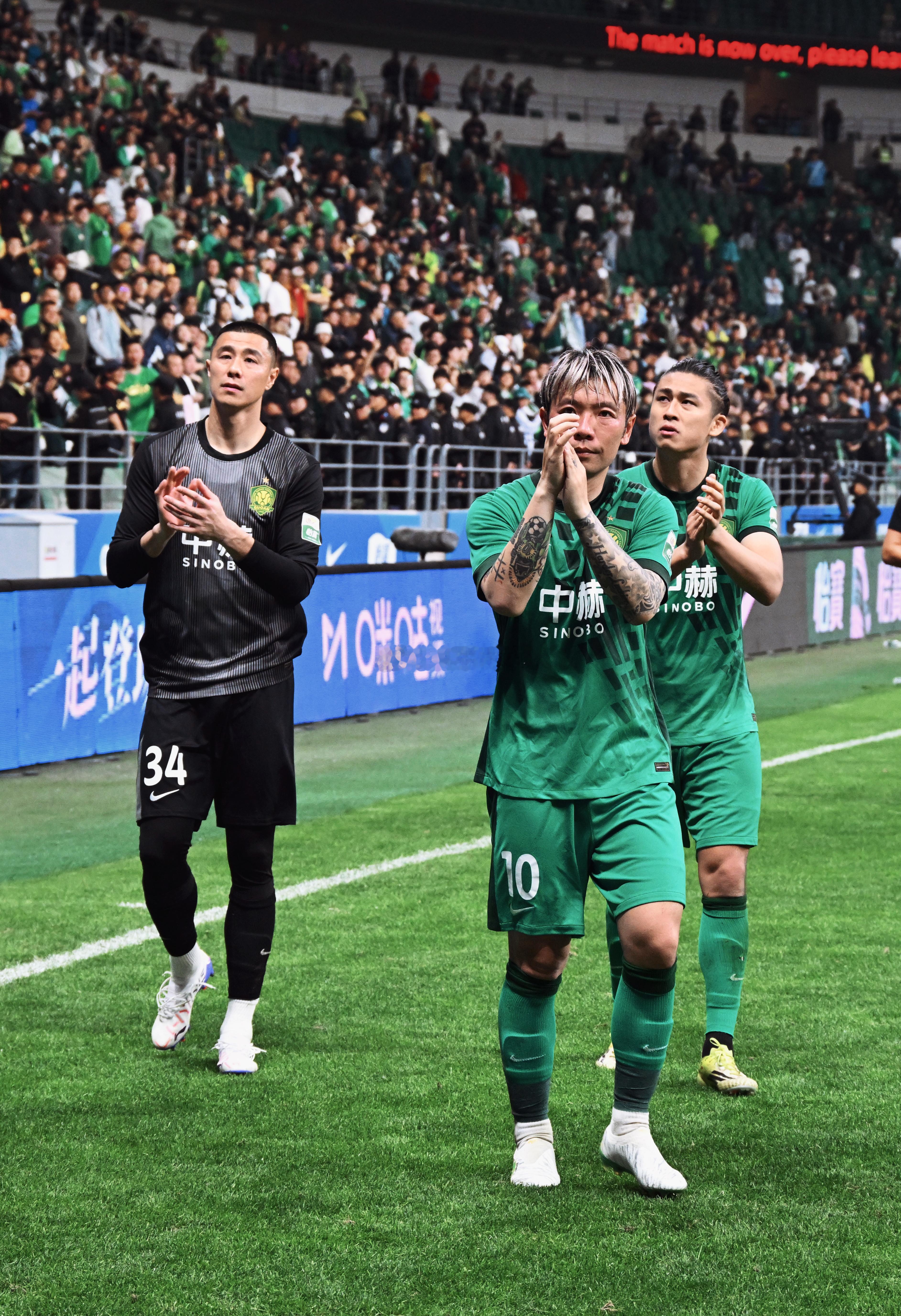 北京国安北京国安vs天津津门虎 输球后国安替补球员加练，三位队长带头谢场。休息日