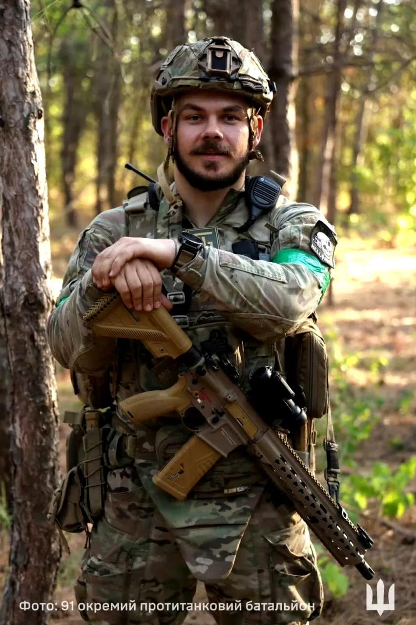 使用HK416A8的乌克兰士兵，手里握着一把好枪。HK416是德国黑克勒 - 科