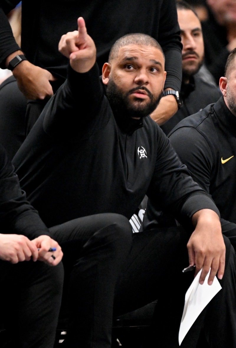 开拓者选帅面试了掘金助教达德利和火箭助教苏利文。NBA