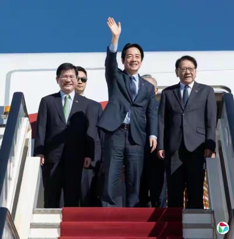 他来了！他来了！他坐着飞机回来了！
去的时候，他不要脸！没尊严！
回的时候，他不