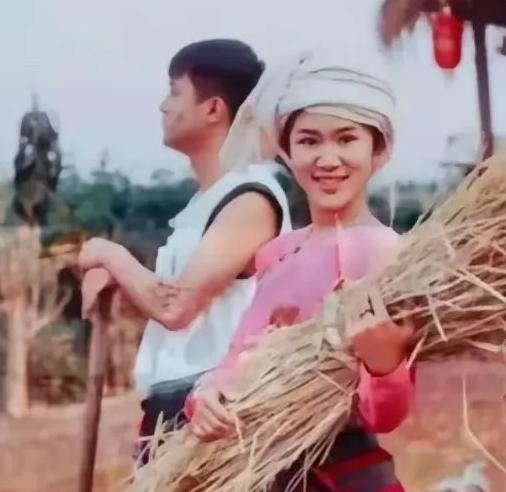 1974 年，知青杨俊在云南傣乡被马蜂蜇伤眼睛，傣族大嫂用奶水给他疗伤，没曾想，