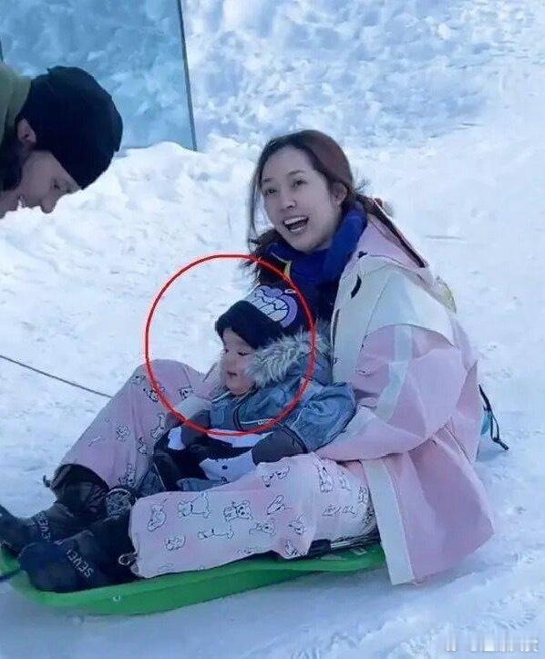 郭碧婷和向佐带着娃在法国滑雪啦，孩子们那模样，真是好看得让人忍不住多瞧几眼 ​​