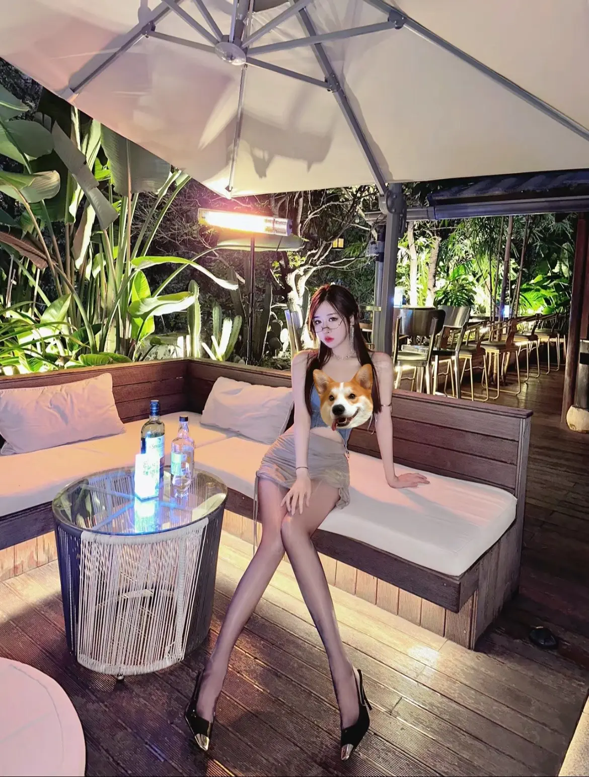 夜晚的酒吧氛围感很好。