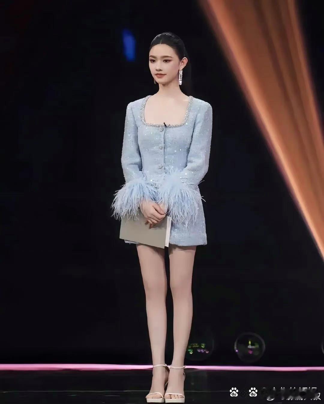 林允真的在变美的路上越走越远，刚出道的那个小土妞已经完全消失了，现在的林允真的满