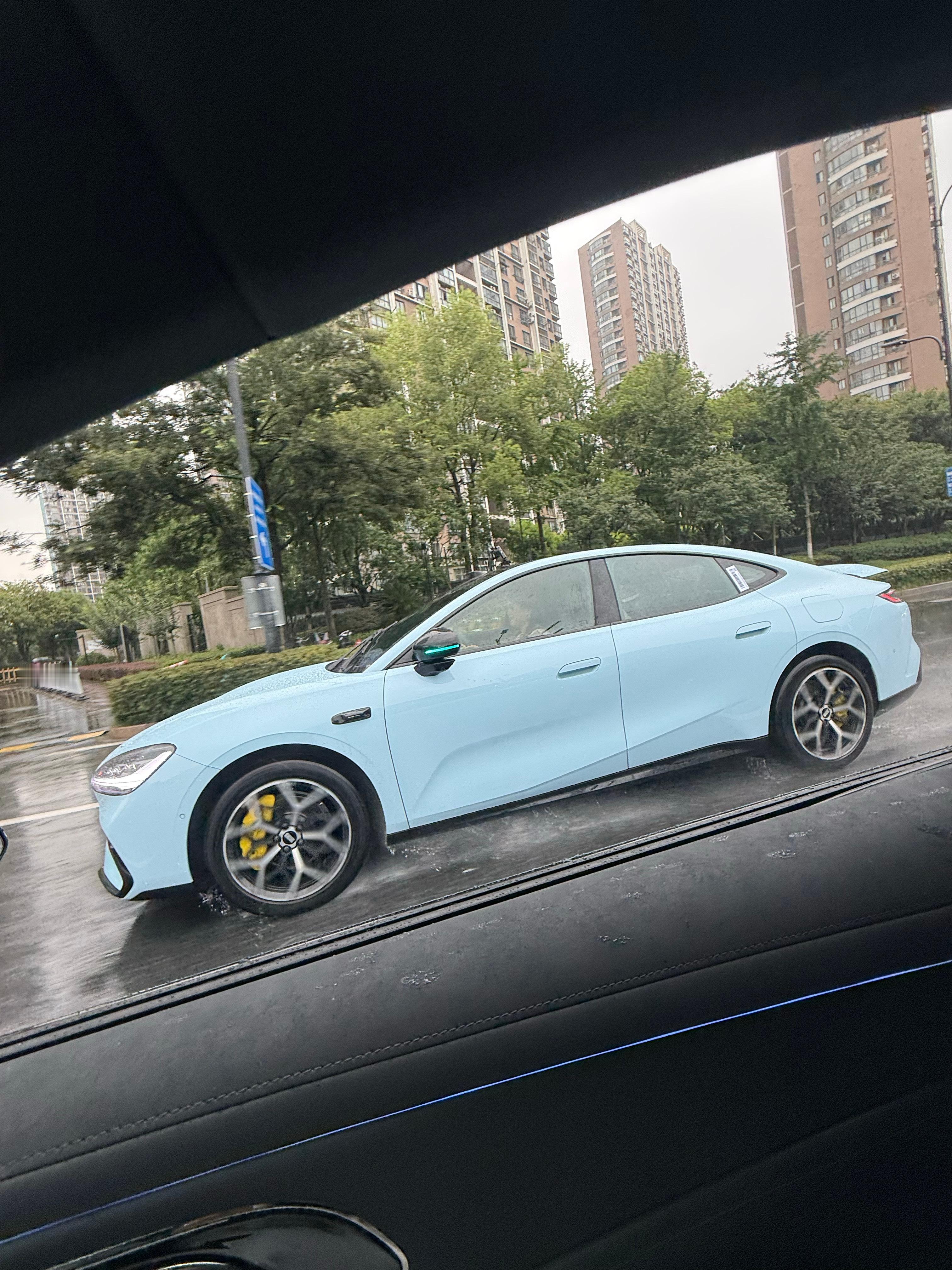 今天画了个不一样的妆，来看看吉利银河 TT～这低趴的造型，这娇俏的小尾翼，第一眼