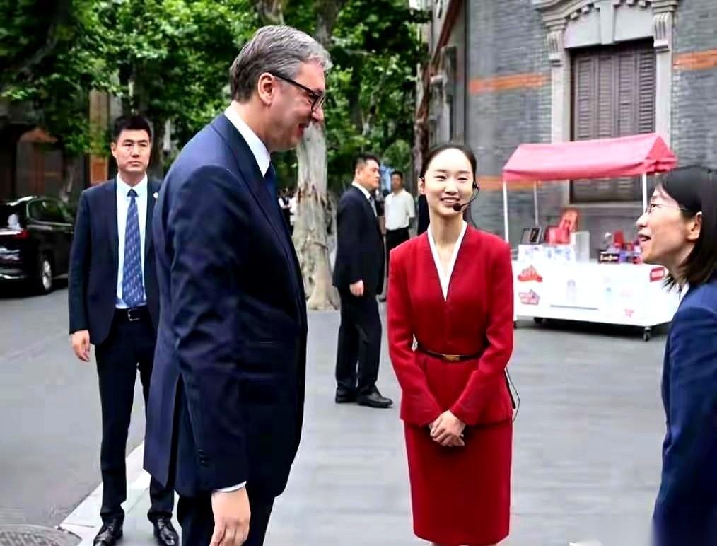 塞尔维亚总统武契奇来上海访问，规格极高。
在一大会址参观，全场的长枪短炮，都严阵
