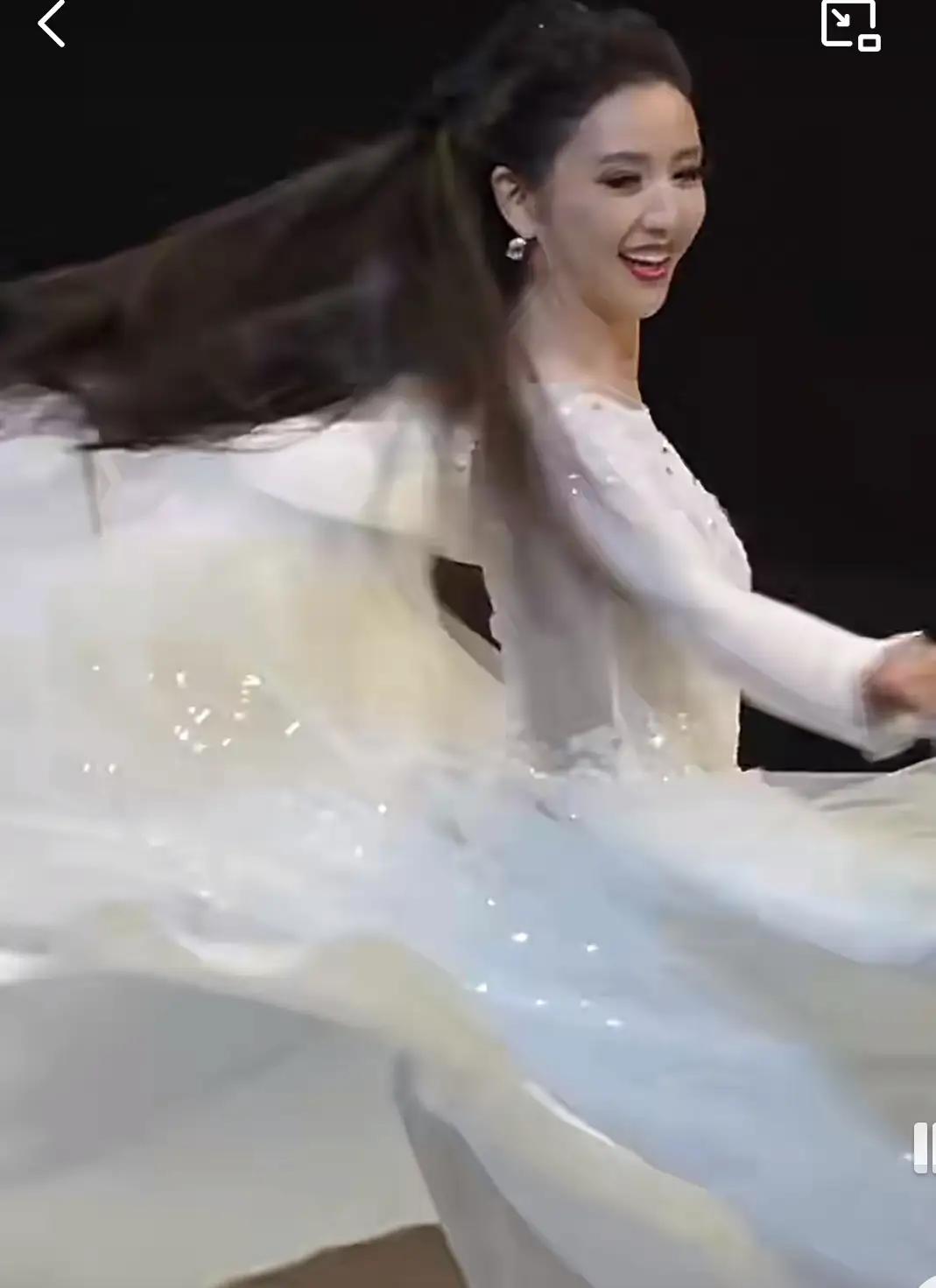 简直就是仙女下凡！乍一看我还以为是刘亦菲呢，细看才发现是佟丽娅。