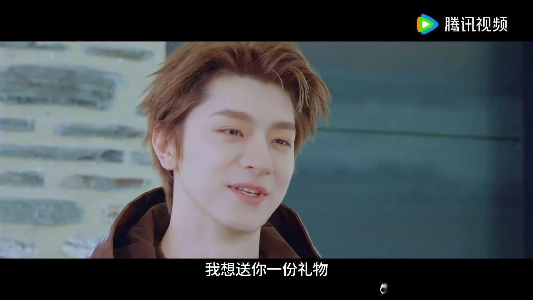 林一给自己演哭了其他人看林一单膝下跪周也的反应 本以为是个搞笑环节，结果林一单膝