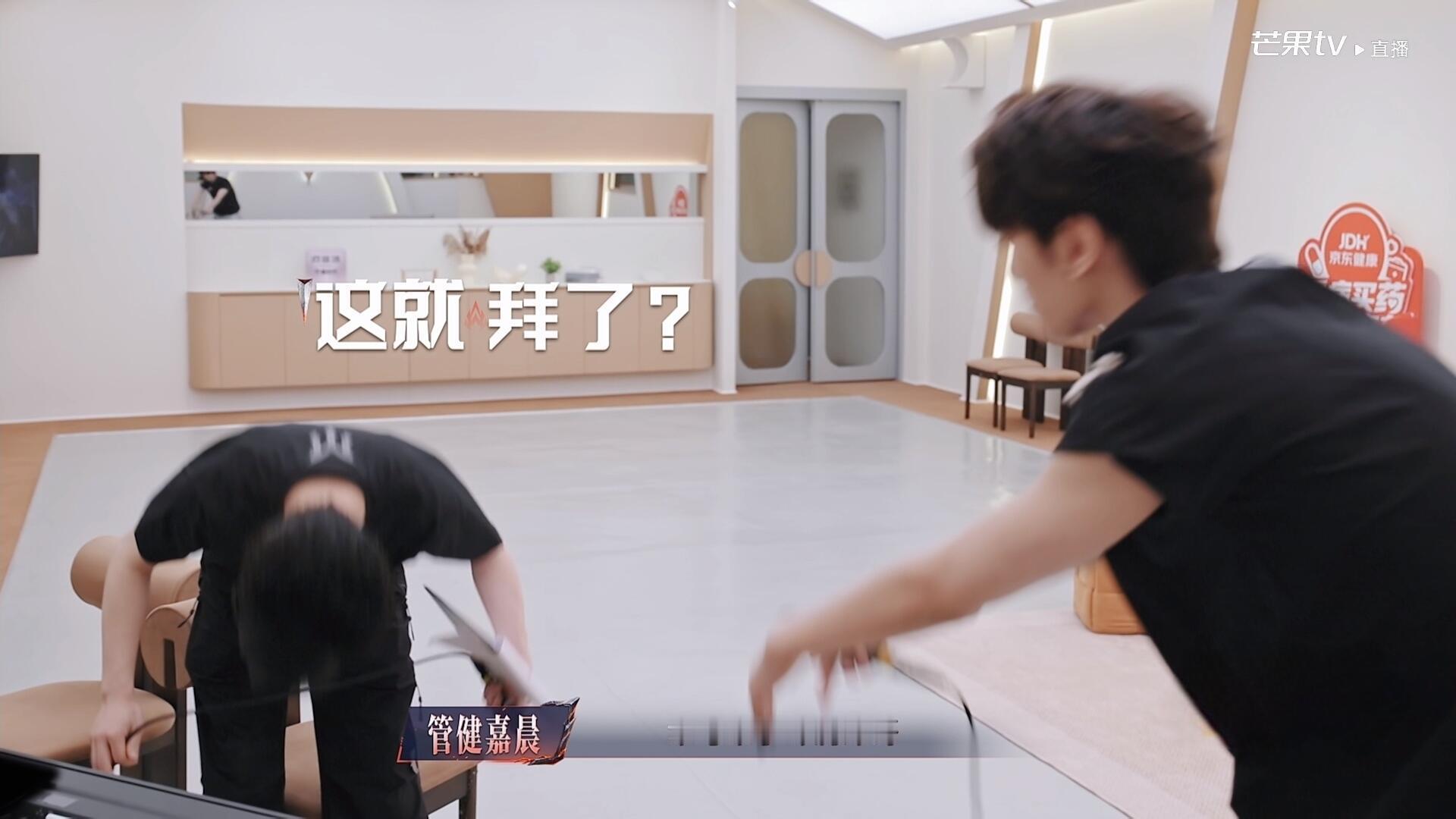 王传君给管健嘉晨叶润泽上小课披哥后台惊喜小课堂开课！王传君给管健嘉晨叶润泽上小课