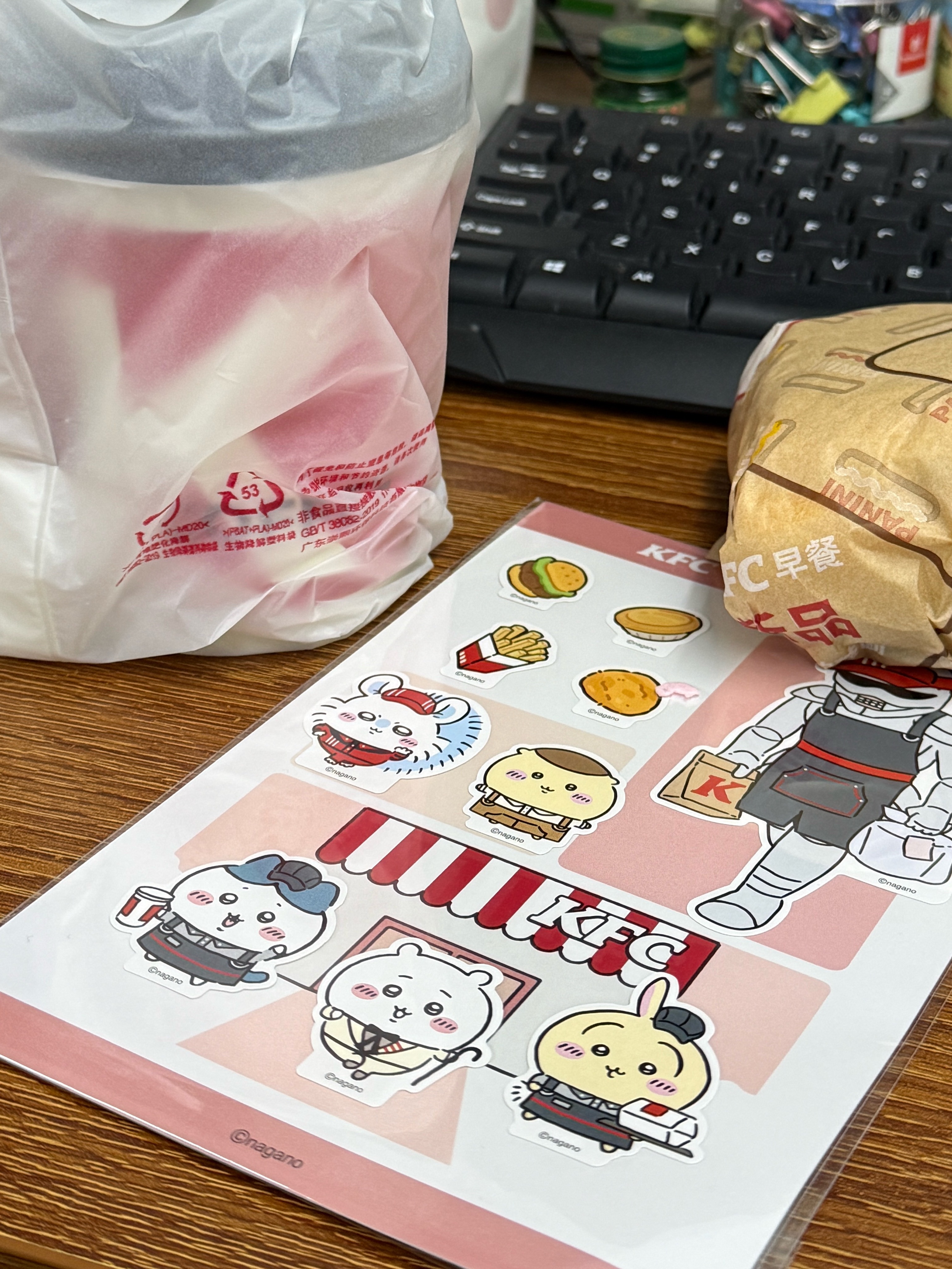 肯德基 我联名杯子呢。 