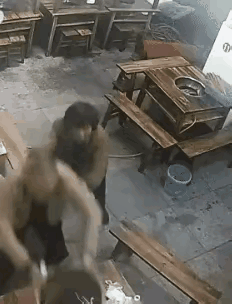 真是活久见！
老两口花35块吃火锅，
全程挑刺没停过啊！

一会儿嫌锅底太辣，一