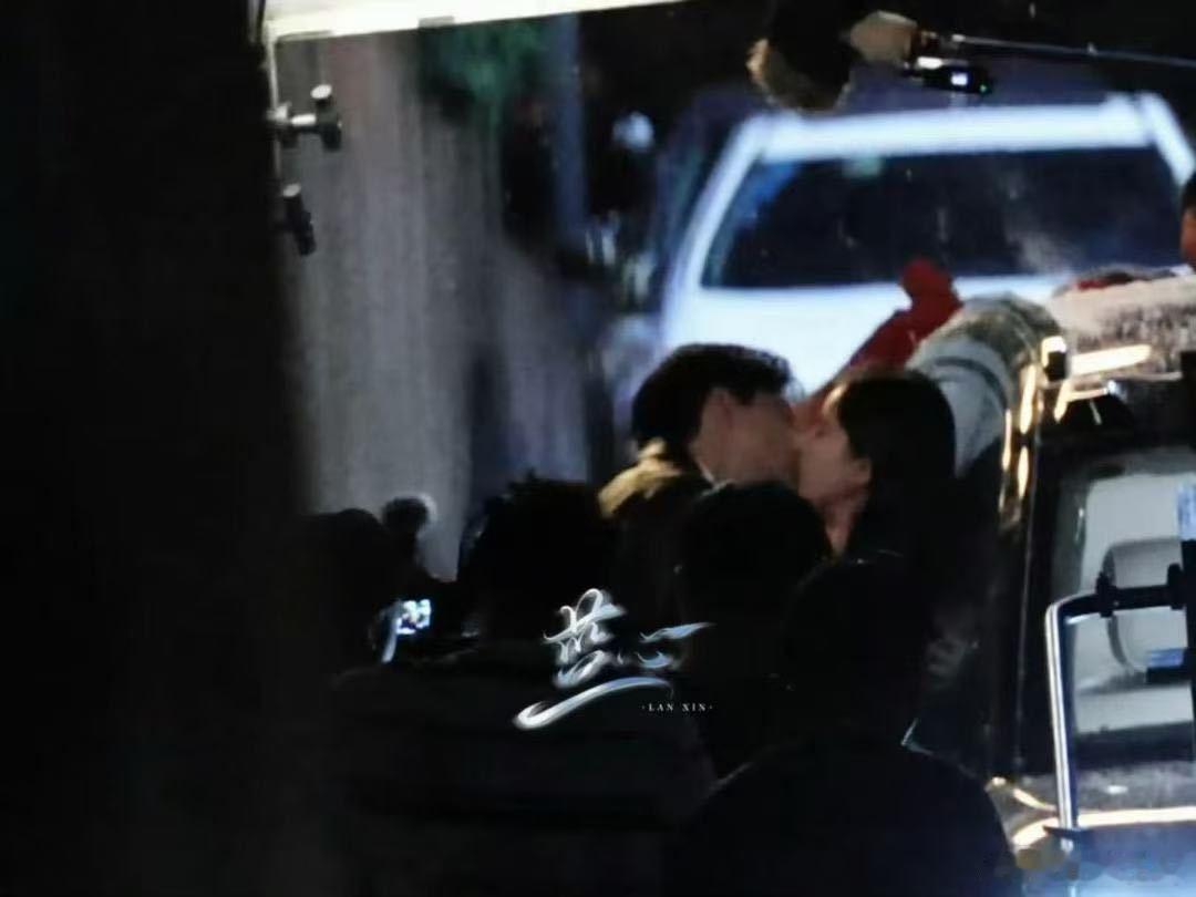 李现张婧仪雪景吻路透谁能拒绝漫天飞雪之下的氛围感吻戏路透啊，李现成熟内敛的气场搭