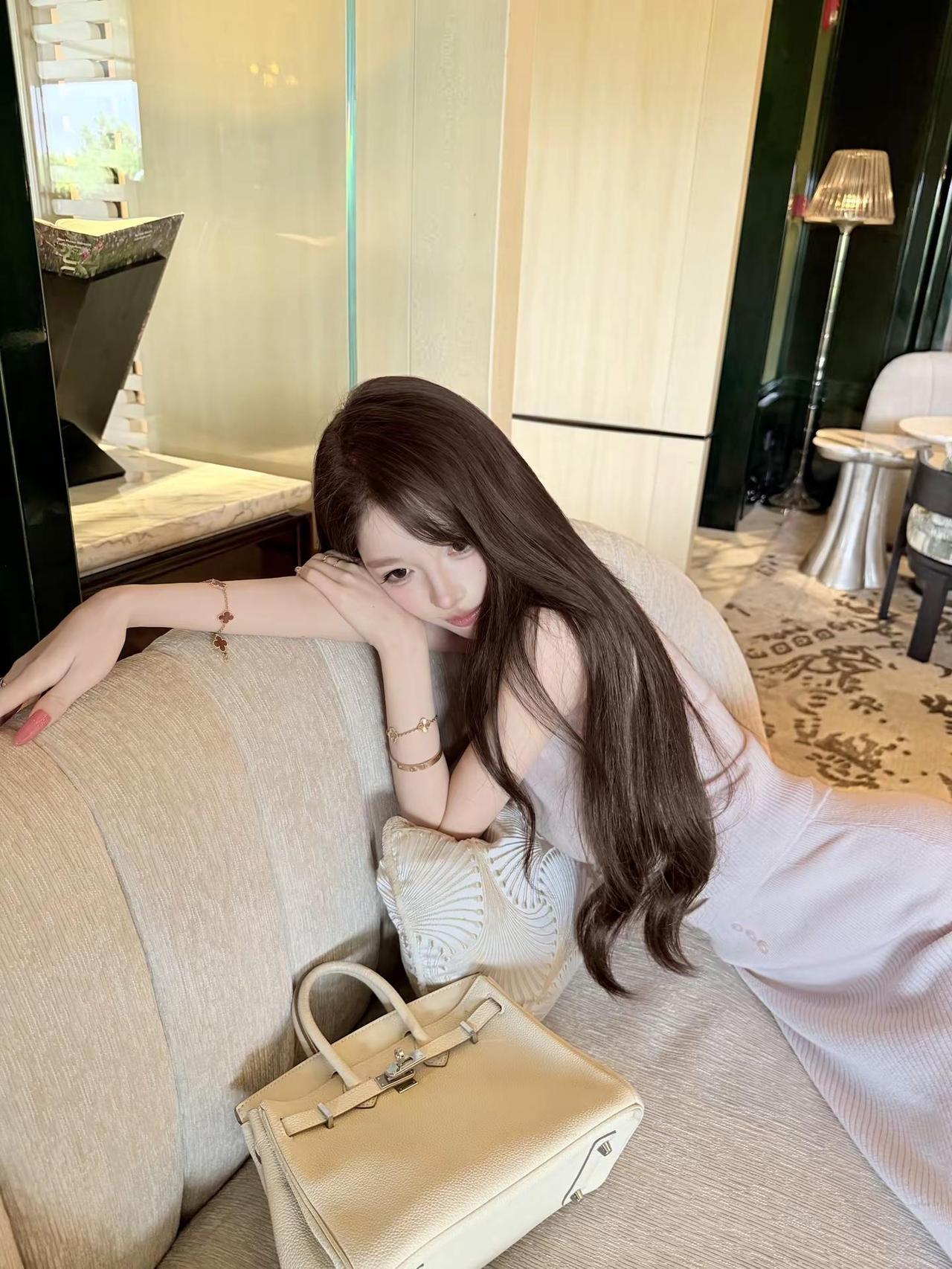 看着我的眼睛你会爱我全部吗。慵懒感look 温柔ins风