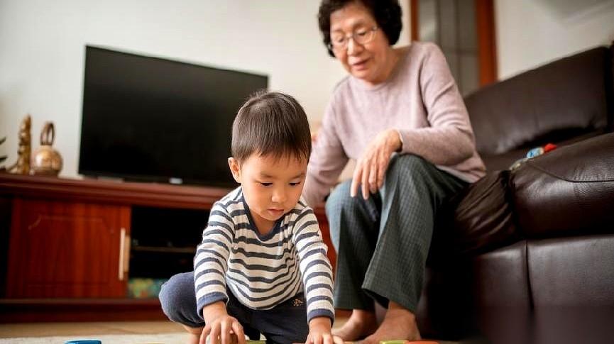我孙子，冲我礼貌地笑了一下，然后一扭头，就扎进了他外婆的怀里。
那一刻，真的，心