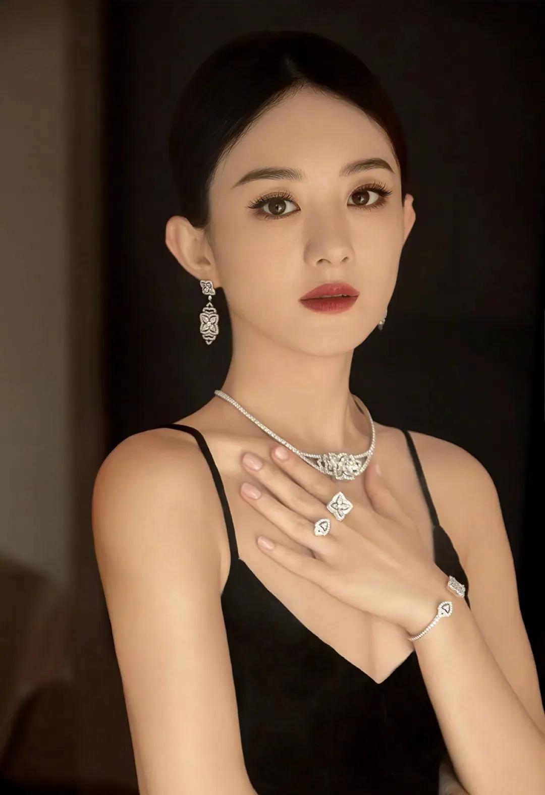 近日，赵丽颖为了儿子想想的未来，做出了一个重要决定：放弃抚养权。冯绍峰提供了一份
