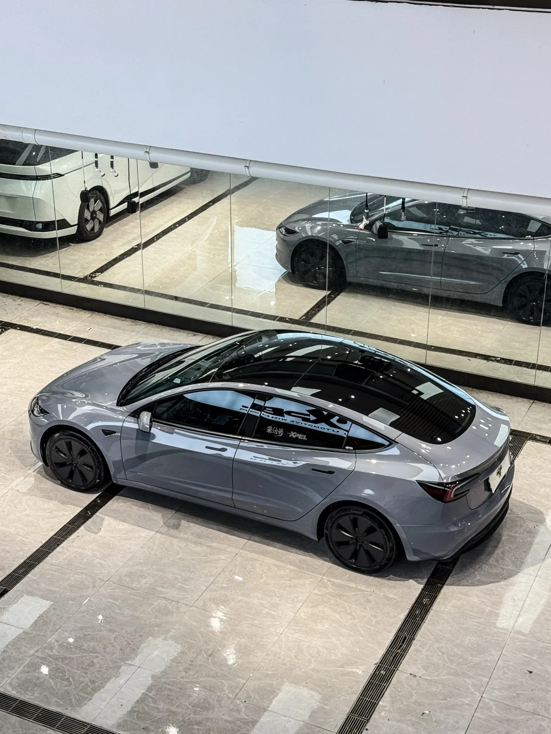 气质总能被model3拿捏的🤏🏻，灰的很舒服