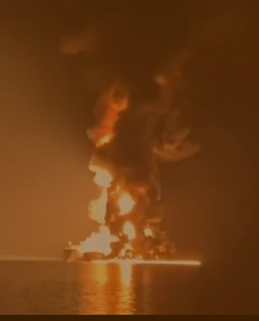 一艘美国游轮在霍尔木兹海峡被炸