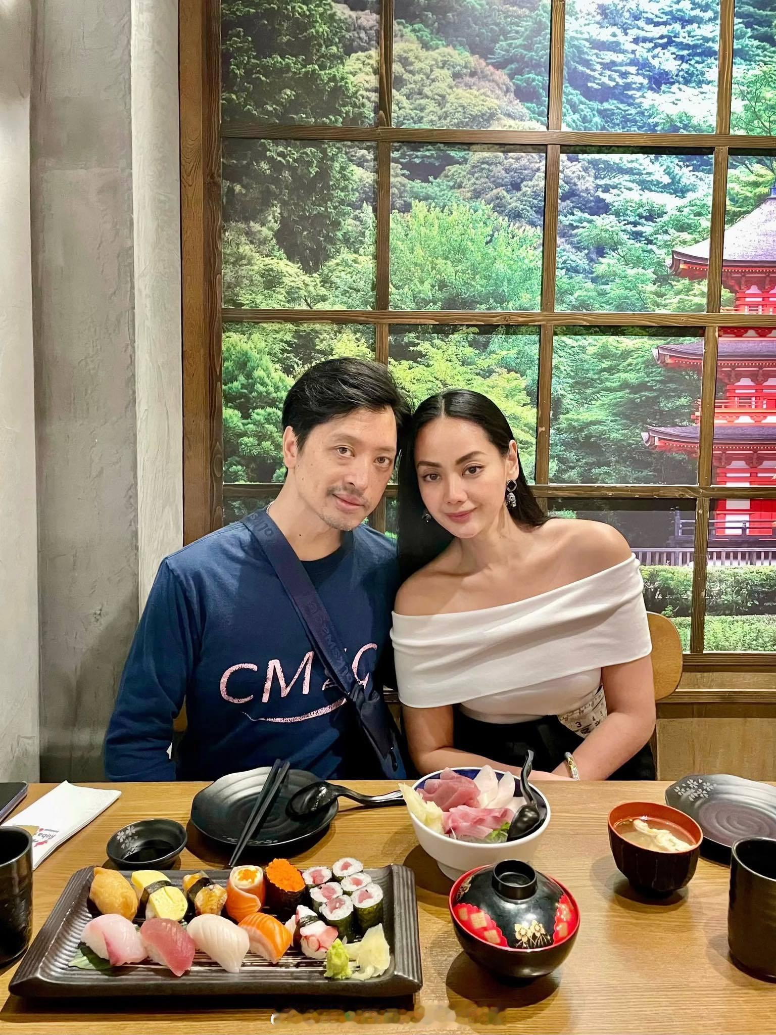 王室王室泰国王室小三和儿子 镇宅三哥的情人节照片，现在有点儿怀疑这俩是契约情侣，