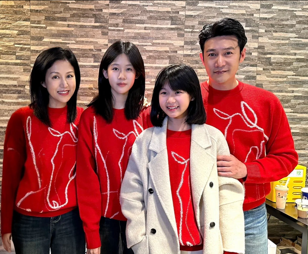 贝儿把陆毅鲍蕾的优点全继承了贝儿完美复刻了爸爸的帅气与妈妈的温婉，穿上礼服的贝儿