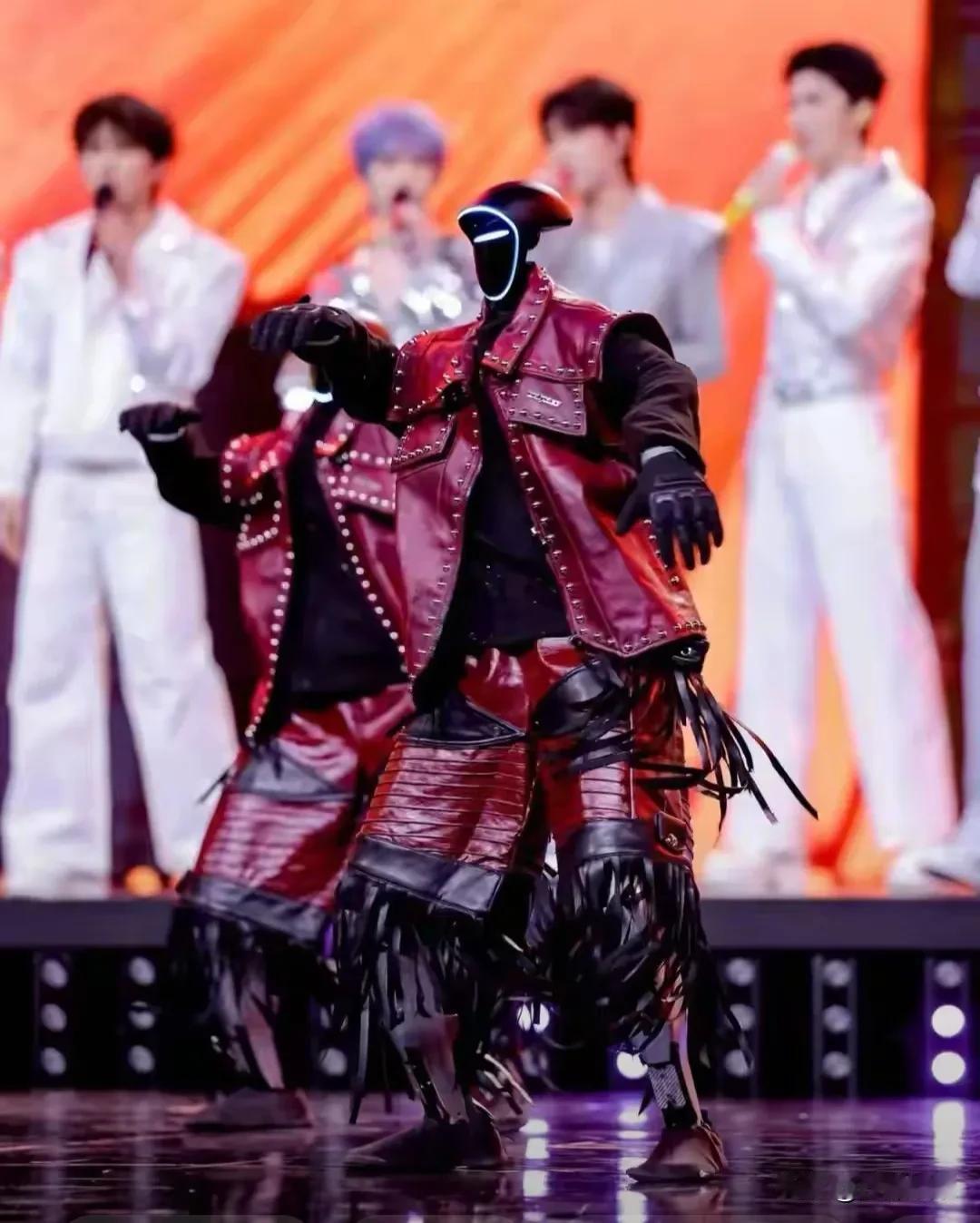 看呆了吧？黄渤、白敬亭、王嘉尔、陈伟霆，四个大明星在台下，齐刷刷看机器人跳舞，表