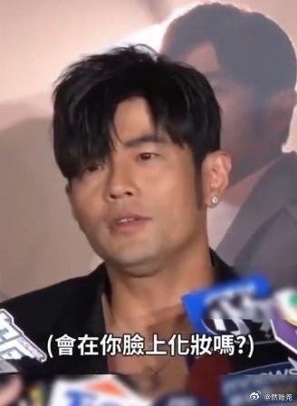 小女儿给周杰伦化妆真的很难不羡慕小公主，居然能亲手给周杰伦化妆！他还不肯把妆造发